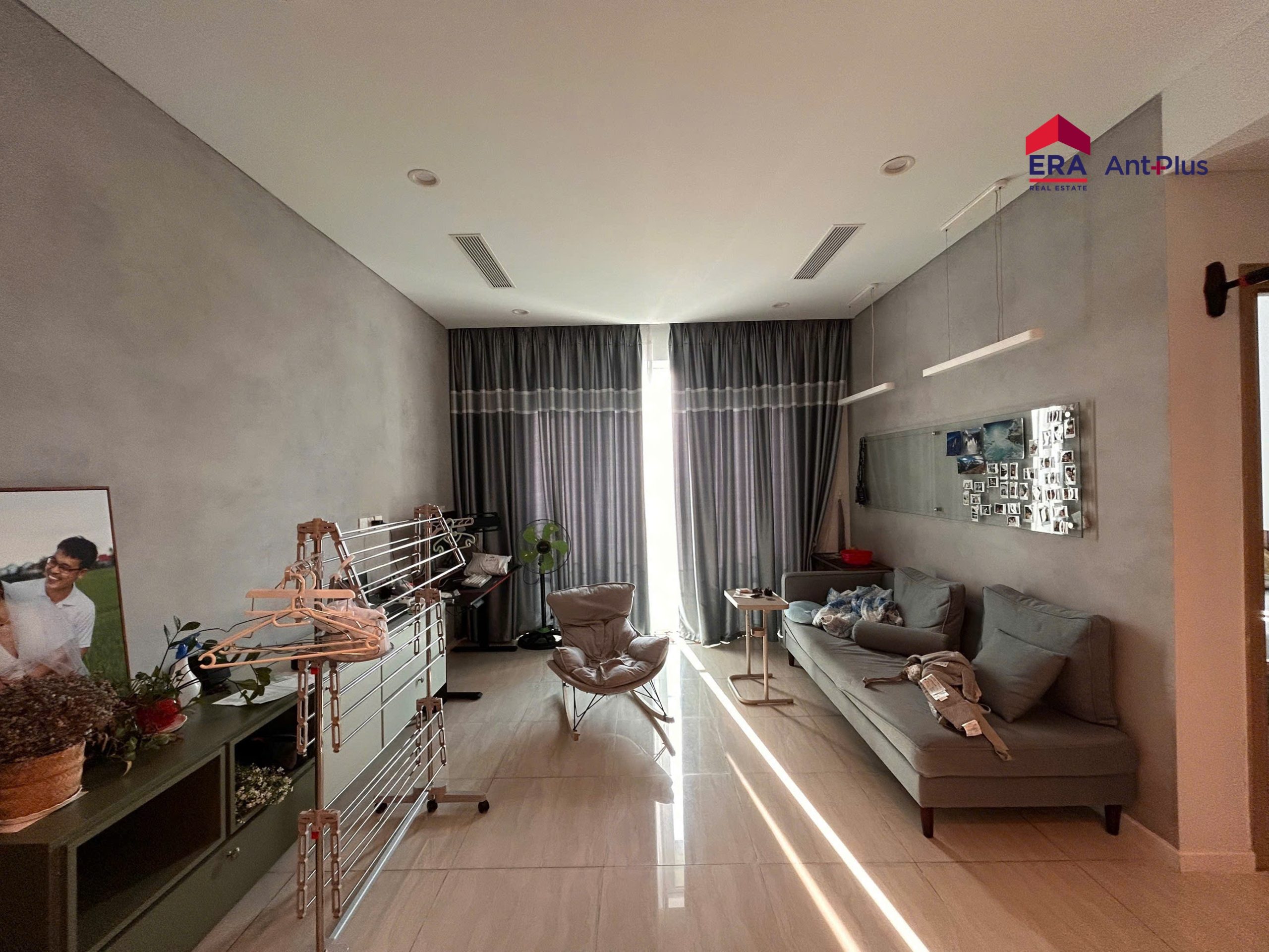 Không gian phòng khách thực tế tại một căn hộ đã bàn giao trong khu vực Sala TPHCM
