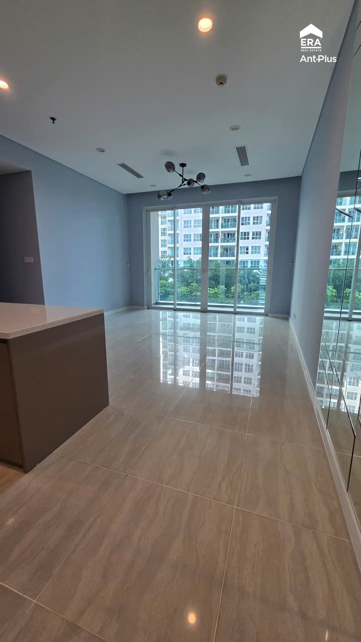 Phòng khách căn hộ thực tế khu đô thị Sala, cửa kính lớn đón ánh sáng và view ban công