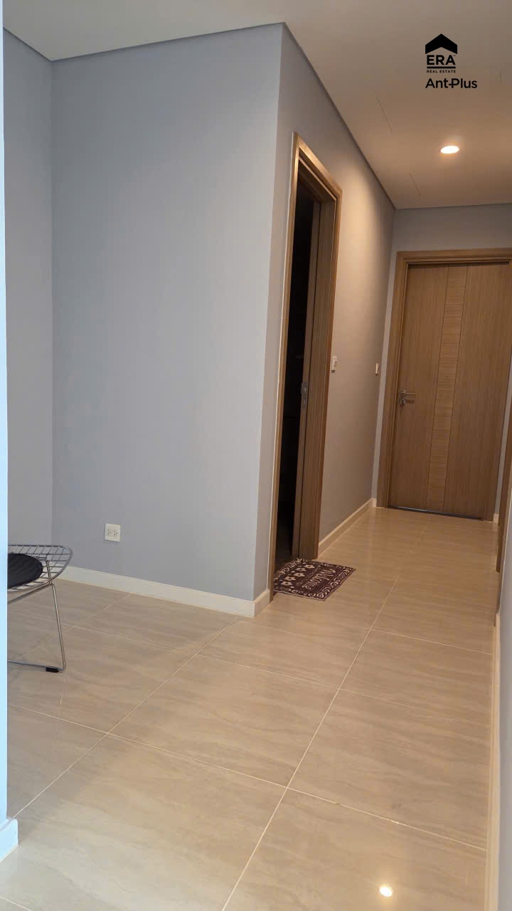 Hành lang dẫn vào các phòng căn hộ thực tế Sala, bố trí lối đi gọn